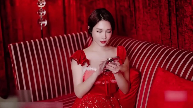 S级尤物御姐[辛尤里]最新单篇解锁，圣蛋性爱夜，4P… [1v+967M]