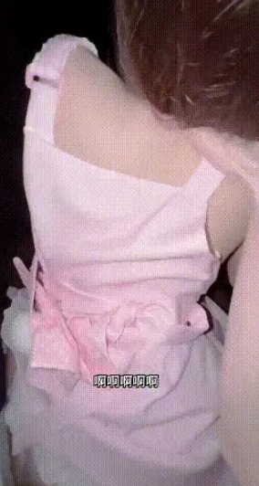 《意淫自己妹妹》❤️接妹妹放学在学校大门口的石凳上… [1v+426M]