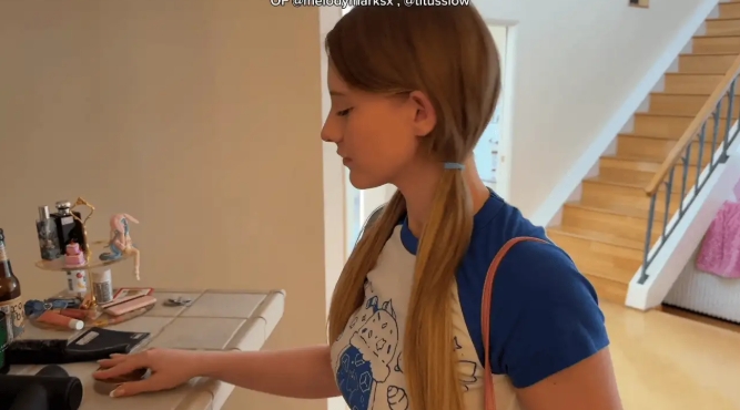 男朋友在驾车的时候我忍不住直接帮他口了起来，之后赶… [1v+636M]